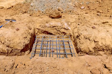 Siperlere beton dökülüyor. Kır evi, beton, derin şerit temeli için hazırlanıyor.