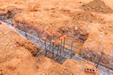 Temellere beton dökülmesi için hendek kazılıyor