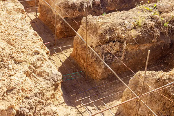 Toprak çukuru kazarak beton temeller inşa etmek