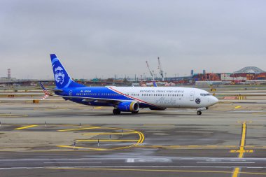 30 Ekim 2023 Newark NJ ABD. Alaska Havayolları yolcu uçağı NEWARK Uluslararası Havaalanı 'ndan kalkışa hazırlanıyor.
