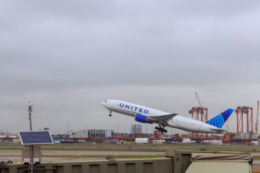 30 Ekim 2023 Newark NJ ABD. Bir United Airlines yolcu uçağı Newark Liberty Uluslararası Havaalanından kalkıyor.
