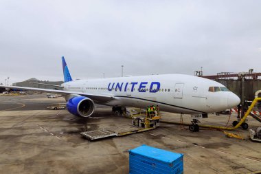 30 Ekim 2023 Newark NJ ABD. Yolcu uçağı United Airlines bir sonraki uçağa binmeden önce Newark Liberty Uluslararası Havalimanı 'na park etti.