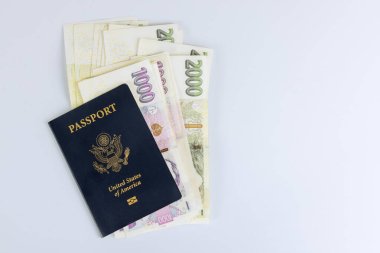 Çek para birimi koruna para faturaları ve beyaz arka planlı Amerikan pasaportu..