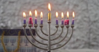 Hanuka bayramı bayramında, Hanukkiah Menorah mum ışıkları