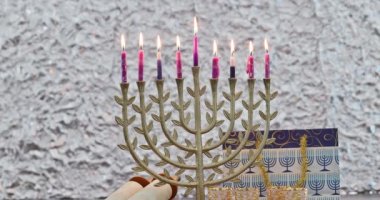 Hanuka bayramının geleneksel bir sembolü. Hanukkiah menorah mumları yakıyor.