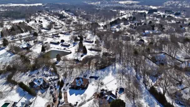 冬天开始的时候 美国一个小镇上安静的郊区街道上布满了私人住宅 — 图库视频影像
