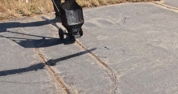 沥青修补机对沥青包覆裂缝进行封堵沥青乳化液路面修复 — 图库视频影像