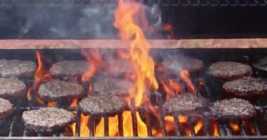 bbq Fire Grill 'de hamburgerler için ızgara et ve barbekü hamburgerleri pişirmek için hazırlanmıştı.