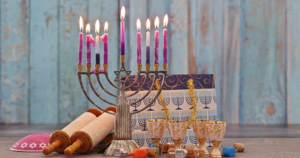 불타는 양초가있는 하나쿠키아 메노라 유대인 Hanukkah의 전통적인 종교적 상징입니다 — 비디오