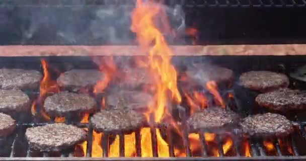 バーベキューハンバーガー用のグリルビーフ肉バーベキューバーガーを調理するためにバーベキュー火グリルが用意されました — ストック動画