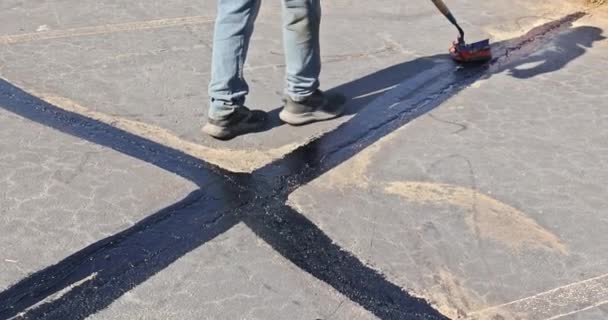 Robotnik Patcher Wykonuje Lakierowanie Szczelność Pęknięcia Nawierzchnia Emulsji Bitumicznej Nawierzchni — Wideo stockowe