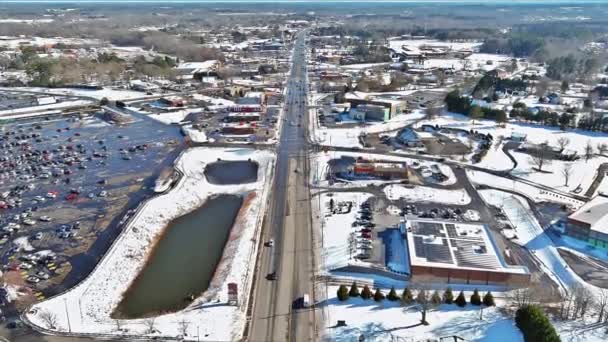 サウスカロライナ州ボーリングスプリングの冬の数ヶ月の間 路線通りの商業施設がたくさんあります — ストック動画