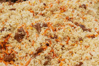 Sokak yemekleri festivali sırasında Kazanda Özbek pilavı pişirmek