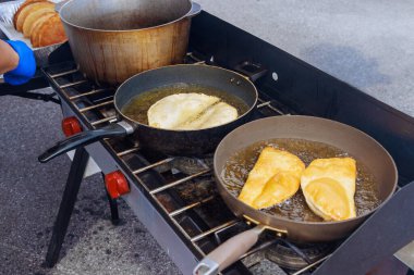 Kızarmış yağlı tavada chebureki ve geleneksel Kırım Tatar mutfağı.