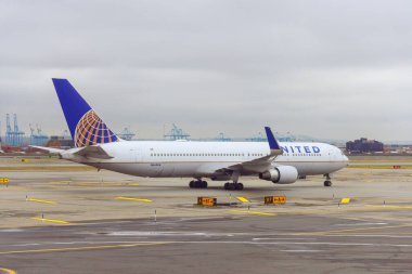 30 Ekim 2023 Newark NJ ABD. United Airlines tarafından işletilen yolcu uçağı Newark Uluslararası Havaalanı EWR 'da kalkışa hazırlanıyor.