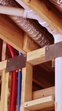 Yalıtım, tesisat sistemi, elektrik kabloları, yeni ev için tavan lambası alçıdan önce yerleştirir