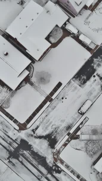 Μικρή Πόλη Χειμερινή Σκηνή Χιόνι Κάλυψε Στέγες Μετά Από Χιονόπτωση — Αρχείο Βίντεο