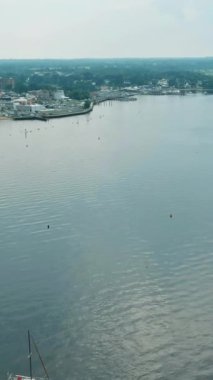 Birçok güzel yelkenli yatı okyanusta yaz tatili modern su taşıma tarzıyla