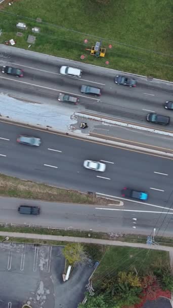 Tepe Noktasındaki Yoğun Trafik Sıkışıklığı Sırasında Arabaların Otoyolda Yavaş Hareket — Stok video