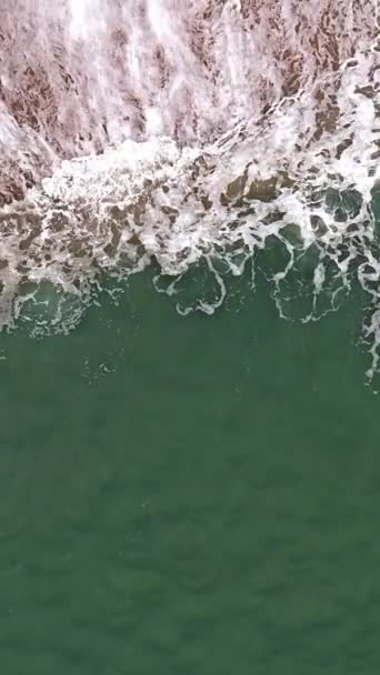 Blick Aus Der Luft Auf Wellen Die Gegen Die Sandige — Stockvideo