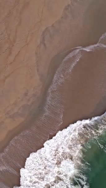 Luftaufnahme Von Wellen Die Auf Sandige Küste Krachen Oberfläche Ozeanwellen — Stockvideo