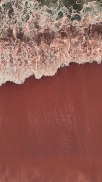 Eine Luftaufnahme Von Wellen Die Auf Sandstrände Krachen Oberflächenwellen Ozean — Stockvideo
