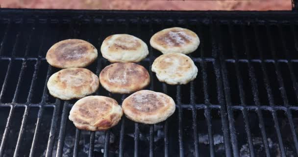 Preparando Deliciosos Pães Hambúrguer São Assados Grelhados Para Hambúrguer Suculento — Vídeo de Stock