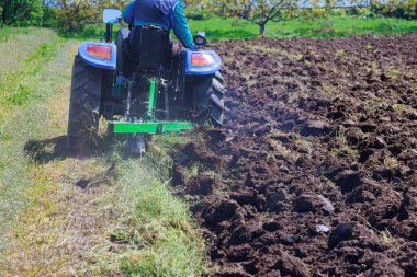 Sonbaharda traktör toprağı sürerek bahar çalışmalarına hazırlar.