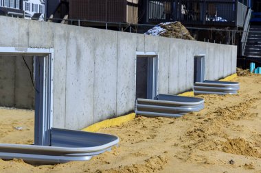 Yeni evin inşaatı, pencere kuyusu bodruma kuruluyor