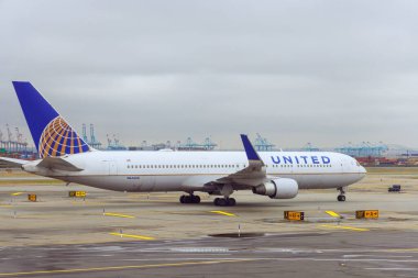 30 Ekim 2023 Newark NJ ABD. Newark Uluslararası Havaalanı EWR yolcu uçağı United Airlines kalkışa hazırlanıyor.