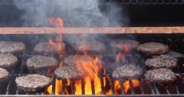 bbq Fire Grill 'de hamburgerler için ızgara et ve barbekü hamburgerleri pişirmek için hazırlanmıştı.
