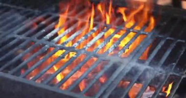 Kızartma için kömür hazırlamak için ızgarada et ateşi yanıyor.