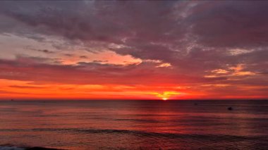 Şafak vakti okyanusun üzerinde inanılmaz bir gün doğumu. Güneş gökyüzüne yükselirken.