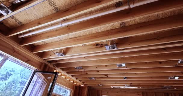 Nieuw Huis Werknemer Installeert Hvac Systeem Elektrische Draden Plafondverlichting Isolatie — Stockvideo