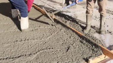 İnşaat alanı yeni evin yakınındaki garaj yolunda ıslak beton dökerken.