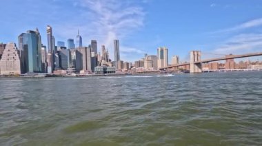New York 'taki Doğu Nehri' nin karşısında Brooklyn Köprüsü 'nün, Aşağı Manhattan gökdelenlerinin güzel manzarası var.