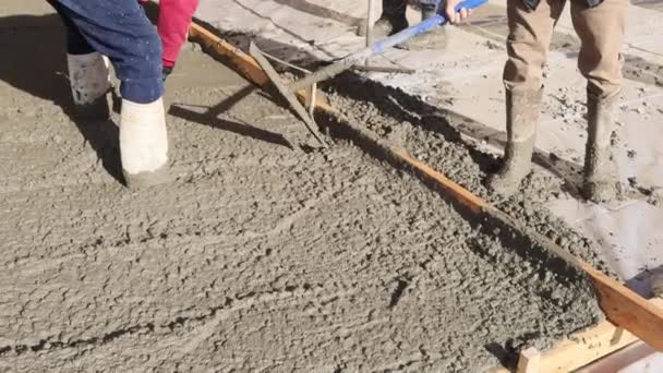 Canteiro Obras Despeje Concreto Molhado Enquanto Pavimentação Calçada Perto Nova — Vídeo de Stock