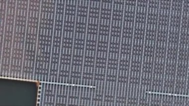 Yüzen güneş panelleri olan büyük su birikintisi güneş ışığı toplayarak elektrik üretiyor.