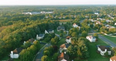 New Jersey 'in kırsal kesimindeki küçük Amerikan kasabasında yerleşim evleri