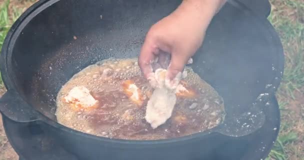 Использование Горячего Масла Котле Свежие Сочные Куриные Ножки Жарятся Хлебе — стоковое видео
