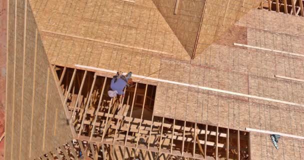 工人们把钉子钉在未来房屋屋顶的胶合板上 — 图库视频影像
