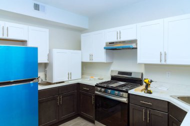 Yeni inşa edilen evde, atölye kurulumu özel mutfak dolaplarıyla beyaz renkte yapıldı