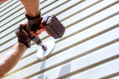 Mutfak kaputu için havalandırma borusu döşemek için dış duvarı delmek