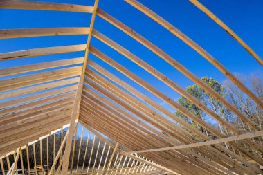 Tahta kirişli yeni ev için ahşap çerçeve kiriş çatısının yapımı