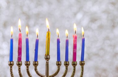 Yahudi Işık Festivali bayram dini sembolü Hanuka Menorah mum yaktı