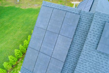 Evin çatısında güneş panelleri var.