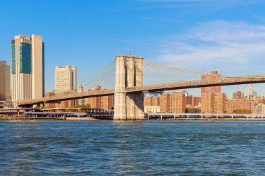 Güzel manzara Brooklyn Köprüsü, Aşağı Manhattan gökdeleni Doğu Nehri boyunca New York 'ta