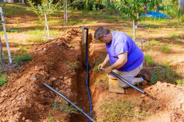 Yeraltı PVC su borusu termal yalıtımlı. Su tesisatçısı köpüklü.