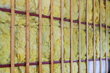 Fiberglas izolasyonla inşa edilmiş yeni eve mineral kaya yünü yalıtımı