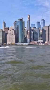 Güneşli bir günde aşağı Manhattan 'ın güzel panoramik gökyüzü manzarası